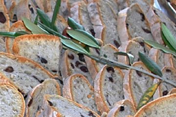 del profumato pane si sposano le olive all'acqua della cultivar itrana che sono prodotte negli uliveti locali